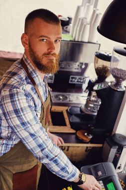 Sakallı kahve satıcı onun çalışma alanı