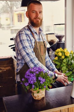 Sakallı kahve satıcı onun çalışma alanı