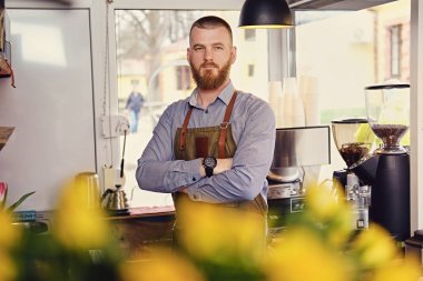 Kızıl saçlı satıcı bir küçük kahve evde