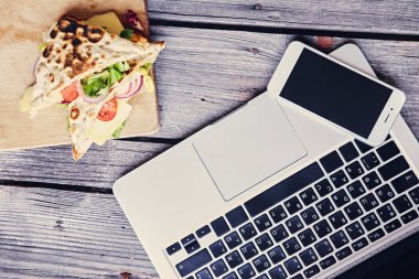Dizüstü bilgisayar, akıllı telefon ve pita sandviç
