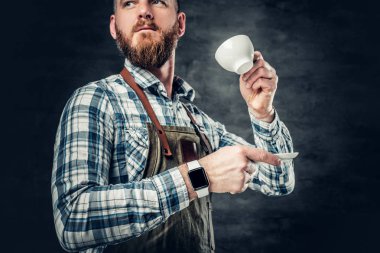 adam bir bardak kahve tutar