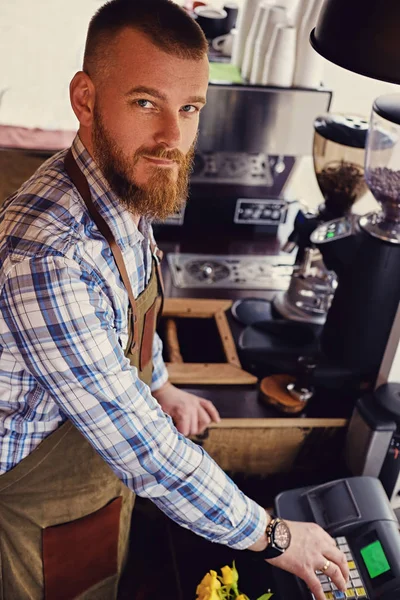 Barbudo vendedor de café em seu local de trabalho — Fotografia de Stock