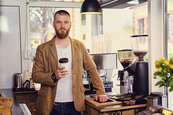 Küçük bir kafede sakallı erkek