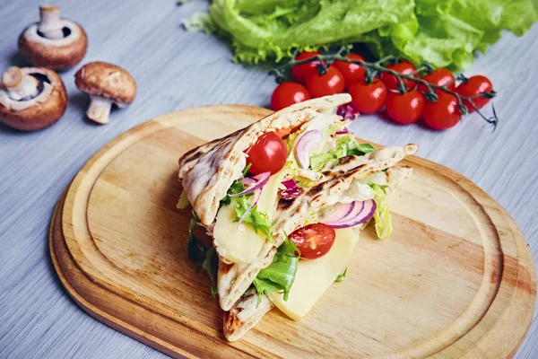 Leckeres Fladenbrot mit Schinken — Stockfoto