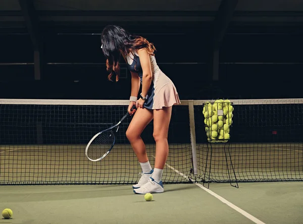 Jugadora de tenis posando en la cancha — Foto de Stock