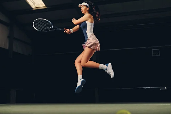 Jugadora de tenis femenina en un salto —  Fotos de Stock