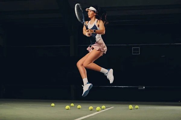 Jugadora de tenis femenina en un salto — Foto de Stock