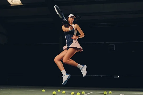 Tennisspelare i ett hopp — Stockfoto