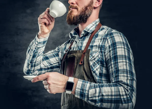 Mann hält eine Tasse Kaffee — Stockfoto