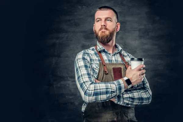 Mann hält eine Tasse Kaffee — Stockfoto