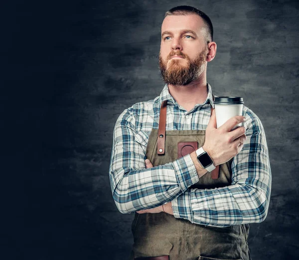 Mann hält eine Tasse Kaffee — Stockfoto