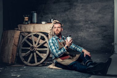 Kızıl saçlı erkek kahve içer