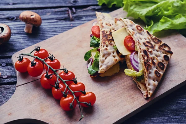 Delicioso pan de pita con jamón — Foto de Stock