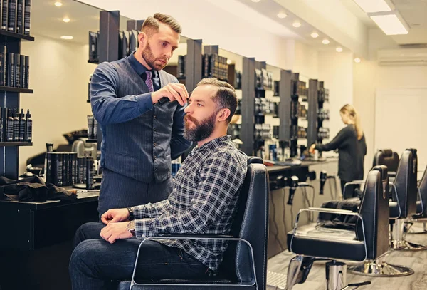 Cabeleireiro masculino elegante fazendo corte de cabelo — Fotografia de Stock