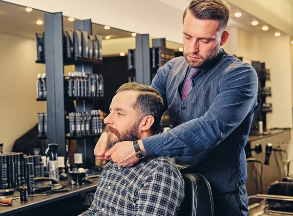 Stilvoller Friseur pflegt den Bart eines Mannes — Stockfoto