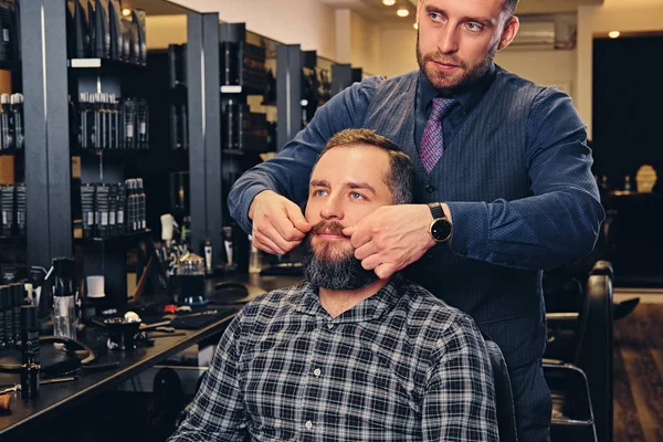 Barbier élégant toilettant la barbe d'un homme — Photo