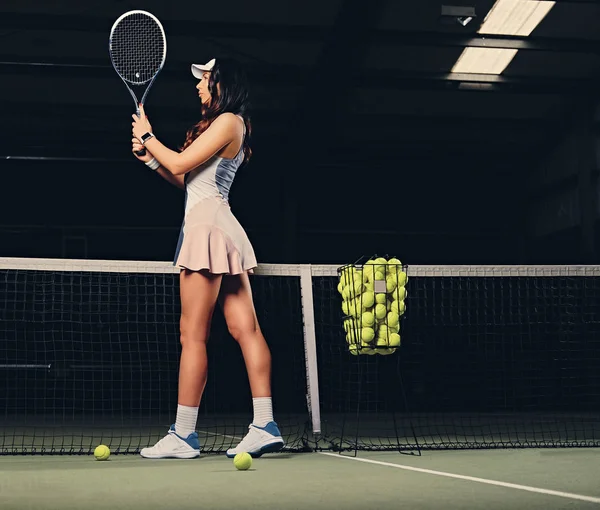 Jugadora de tenis posando en la cancha — Foto de Stock