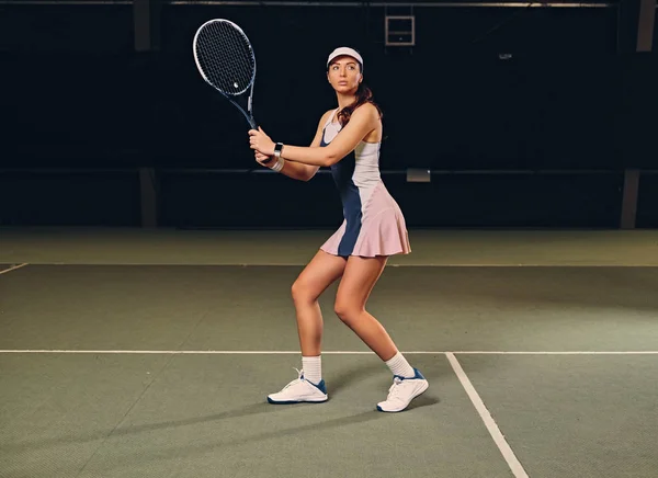 Теннисистка в действии — стоковое фото