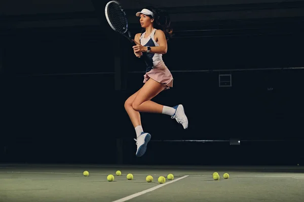 Jogadora de tênis feminina em um salto — Fotografia de Stock