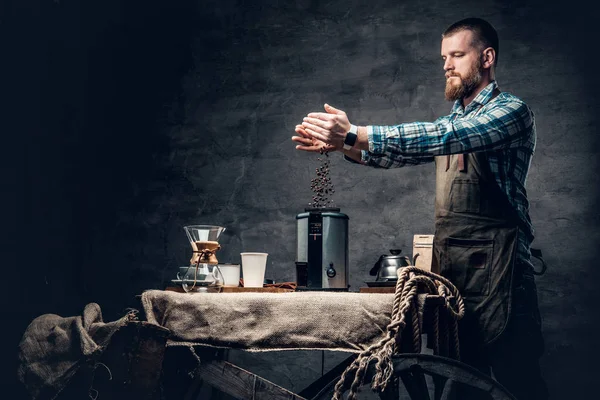 Bärtiger Mann bereitet Cappuccino zu — Stockfoto