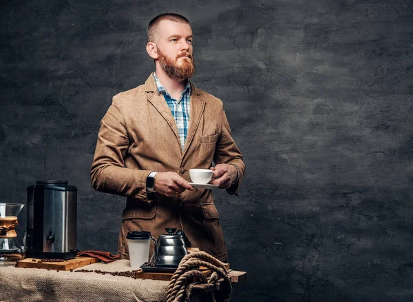 Bärtiger Mann neben einem Tisch mit Kaffeemaschine — Stockfoto