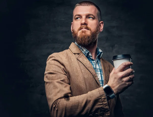 Omul ține o ceașcă de cafea — Fotografie, imagine de stoc
