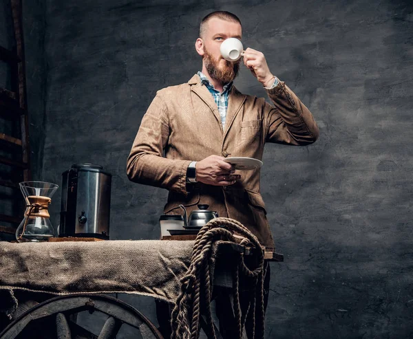 Vousatý bokovky mužský pije kávu. — Stock fotografie