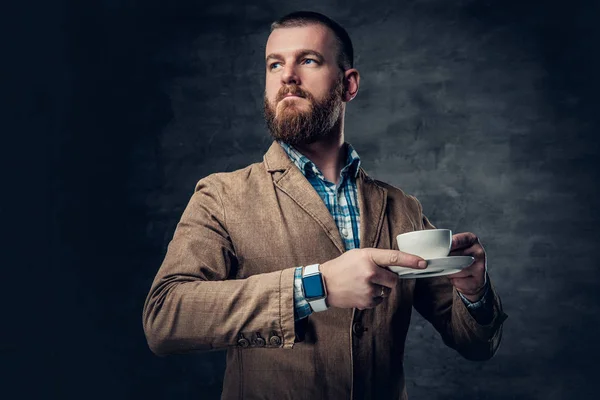 Mann in Jacke hält Kaffeetasse in der Hand — Stockfoto