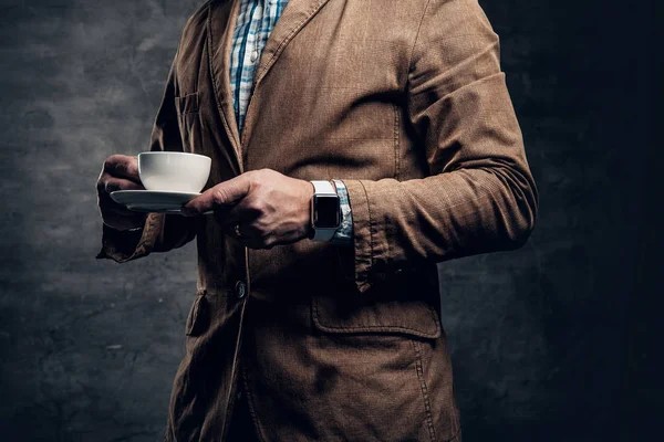 Adam bir bardak kahve tutar — Stok fotoğraf