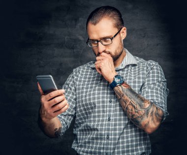 Sakallı adam akıllı telefon kullanma