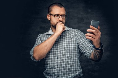 Sakallı adam akıllı telefon kullanma