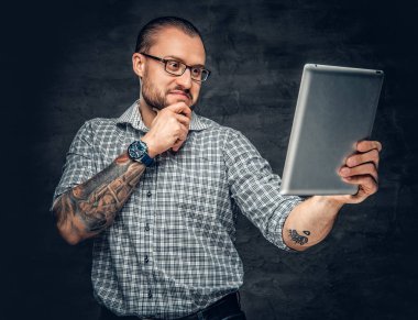 Sakallı erkek tutar tablet Pc 