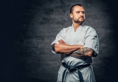Karate avcı beyaz bir kimono giymiş