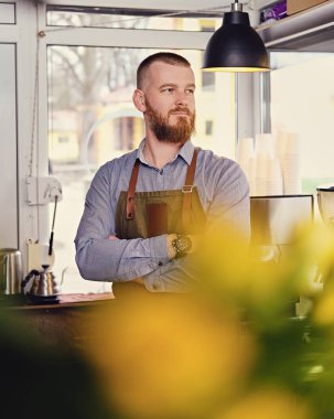 Kızıl saçlı satıcı bir küçük kahve evde