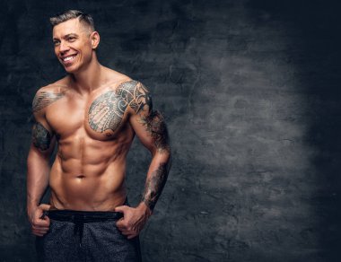 kaslı adam gömleksiz