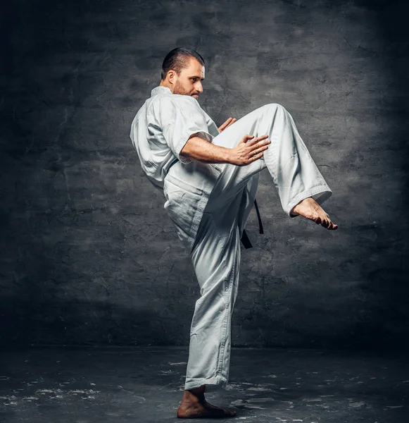 Karate avcı beyaz bir kimono giymiş — Stok fotoğraf