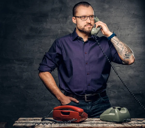 Man talking by old traditional telephone — Stock Photo, Image