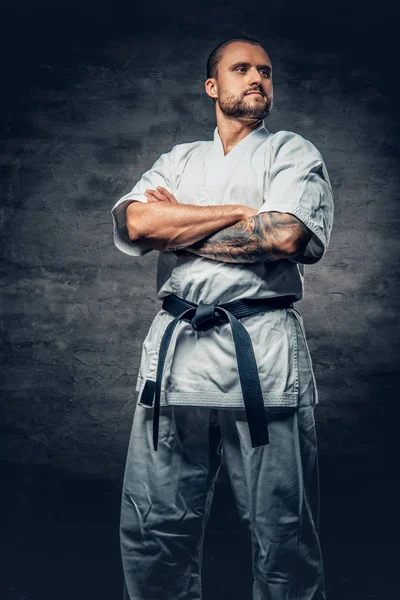 Karate vechter gekleed in een witte kimono — Stockfoto