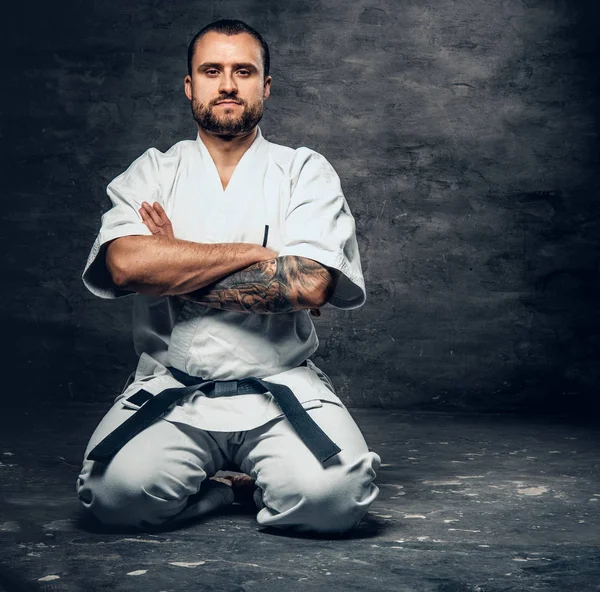 Karate vechter gekleed in een witte kimono — Stockfoto