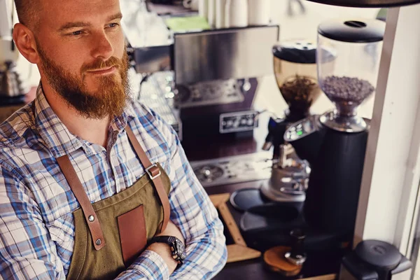 Barbudo vendedor de café en su lugar de trabajo — Foto de Stock