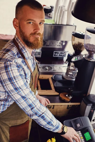 Barbudo vendedor de café en su lugar de trabajo — Foto de Stock