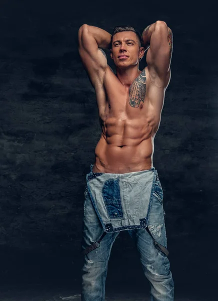 Uomo muscoloso vestito in jeans — Foto Stock