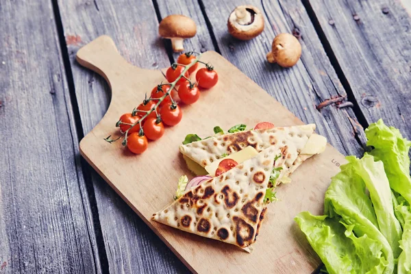 Delicious pita bread with ham — Stock Photo, Image