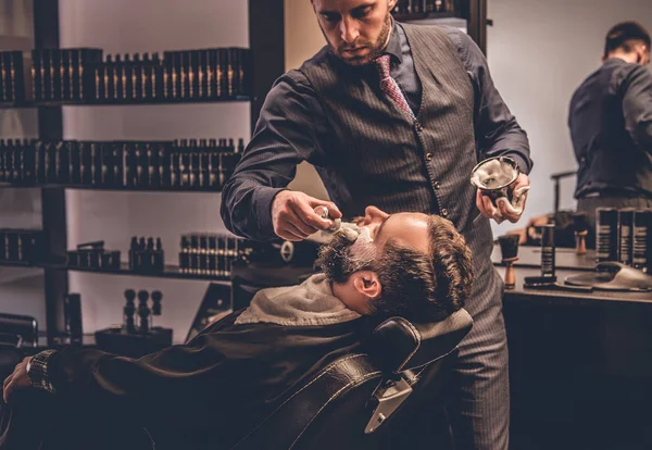Barbeiro aplica espuma de barbear — Fotografia de Stock