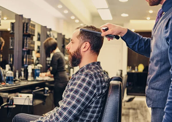 Cabeleireiro masculino elegante fazendo corte de cabelo — Fotografia de Stock