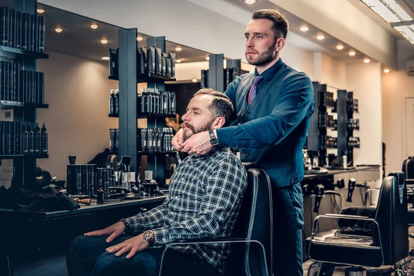 Coiffeur masculin élégant faisant coupe de cheveux — Photo