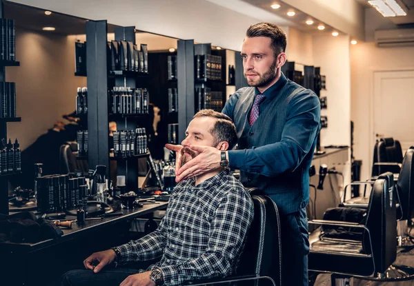 Coiffeur masculin élégant faisant coupe de cheveux — Photo