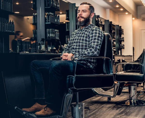 Maschio barbuto in salone parrucchiere — Foto Stock