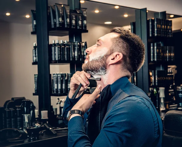 Casual adam tıraş — Stok fotoğraf