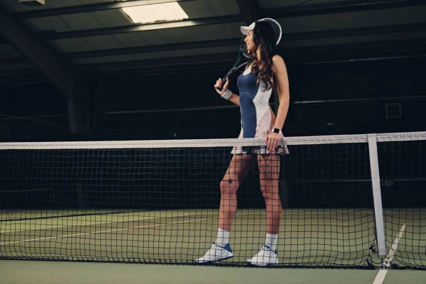 Jugadora de tenis posando en la cancha — Foto de Stock